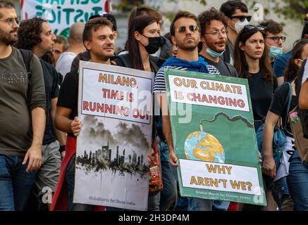 Mailand, Italien. Oktober 2021. Am 2. Oktober 2021 nahmen anlässlich der COP für Jugendliche und der COP für Jugendliche 26 6000 Personen an einem Freitag zum zukünftigen Schulstreik in Mailand, Italien, Teil. Sie protestierten, um eine klare Botschaft für den Klima- und Umweltschutz, für das Pariser Abkommen und das 1.5-Grad-Ziel zu zeigen und Druck auf die Politiker auszuüben. (Foto: Alexander Pohl/Sipa USA) Quelle: SIPA USA/Alamy Live News Stockfoto