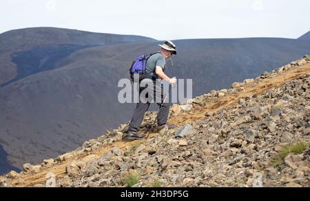 Fagradalsfjall, Island am 27. Juli 2021: Touristische Wanderung in der Nähe des neuen Vulkans am Fagradalsfjall, Island Stockfoto