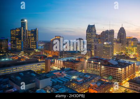 Luftaufnahme der Innenstadt von Detroit bei Dämmerung in Michigan USA Stockfoto