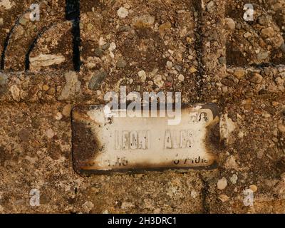 Alter Grabstein auf dem historischen Friedhof von Crespi d'Adda UNESCO Herritage Stockfoto