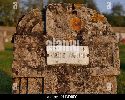 Alter Grabstein auf dem historischen Friedhof von Crespi d'Adda UNESCO Herritage Stockfoto