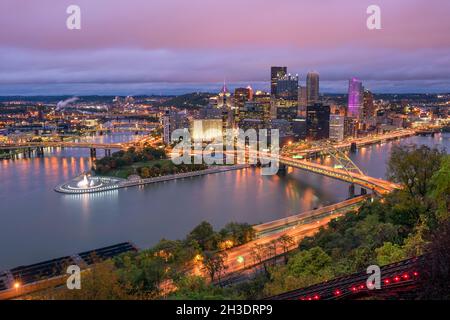 Blick auf die Innenstadt von Pittsburgh vom Gipfel des Duquesne Incline, Mount Washington, in Pittsburgh, Pennsylvania USA Stockfoto