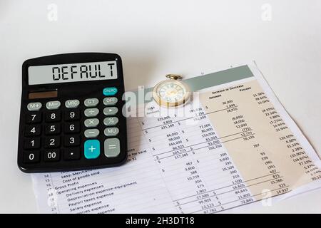 Taschenrechner mit STANDARDEINSTELLUNG auf dem Display, neben der Uhr und meldet in Zahlen Stockfoto