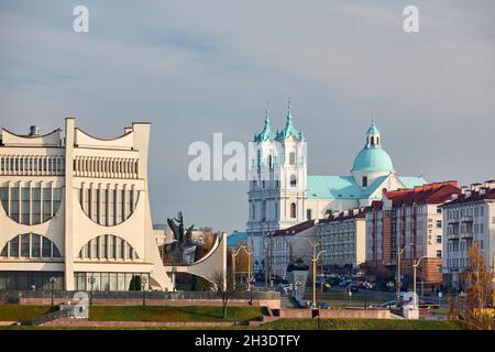 Grodno, Weißrussland - 2021. Oktober: Grodno Regional Drama Theatre Academic Opera House, St. Francis Xavier Cathedral in Mostowaja und Kirova Morning Stockfoto