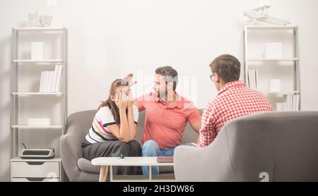 Paar sitzt bei Psychologen Lösung Aggression Problem, Familie Anwalt Stockfoto