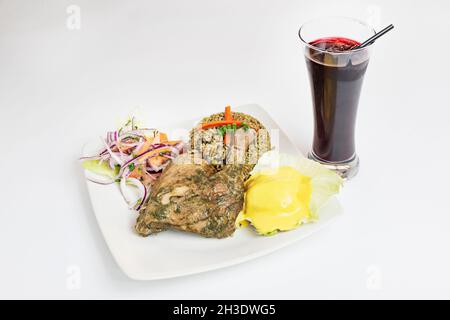 Ration von Hühnerschenkel mit peruanischem Rezept mit Chaufa-Reis und Kartoffelgarnierung mit Chilli und Salat mit lila Zwiebel mit Gemüse gekocht Stockfoto