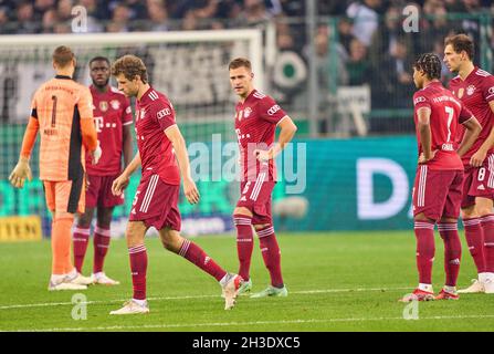 Mönchengladbach, 27. Oktober 2021, Manuel NEUER, Torwart FCB 1 Dayot Upamecano , FCB 2 Joshua KIMMICH, FCB 6 Thomas MUELLER, MÜLLER, FCB 25 Serge GNABRY, FCB 7 Leon GORETZKA, FCB 8 traurig im DFB Pokal Spiel BORUSSIA MÖNCHENGLADBACH - FC BAYERN MÜNCHEN 5-0 in Mönchengladbach, 27. Oktober 2021 Saison 2021/2022. München, FCB. © Peter Schatz / Alamy Live News Stockfoto