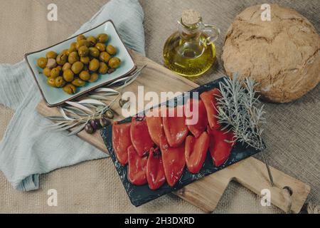Tablett mit holzgerösteten Paprika mit Oliven, typisch spanischen Tapas. Stockfoto