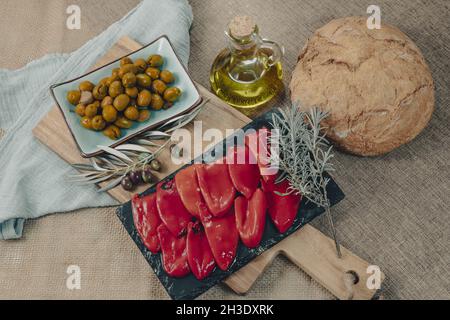 Tablett mit holzgerösteten Paprika mit Oliven, typisch spanischen Tapas. Stockfoto