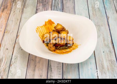 Tacos von Tintenfisch gekocht und dann in Tempura auf Streifen von roten und grünen Paprika mit gebratener Zwiebel gebraten Stockfoto