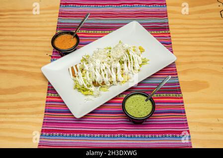 Gebratener mexikanischer Quesadilla mit Mayonnaise-Sauce, Guacamole-Sauce und viel Frischkäse Stockfoto