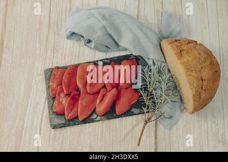 Tablett mit holzgerösteten Paprika mit Oliven, typisch spanischen Tapas. Stockfoto