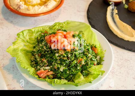 Türkischer grüner Kräutersalat mit Tomate und Tabbouleh mit Olivenöl und Salz Stockfoto