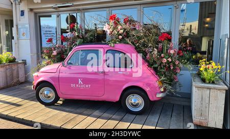 Pink Fiat 500 dekoriert mit Blumen als Dekoration vor einem Restaurant, Niederlande Stockfoto