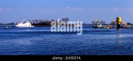 Kohleladen-Massengutfrachter an der Niederweser, Deutschland, Niedersachsen Stockfoto