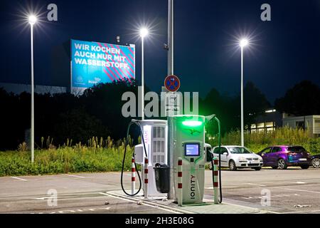 Ladestation und großes Plakat 'Klimaneutraler Stahl' im ThyssenKrupp Steel Europe Werk, Deutschland, Nordrhein-Westfalen, Ruhrgebiet, Bochum Stockfoto