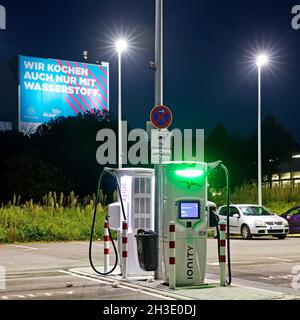 Ladestation und großes Plakat 'Klimaneutraler Stahl' im ThyssenKrupp Steel Europe Werk, Deutschland, Nordrhein-Westfalen, Ruhrgebiet, Bochum Stockfoto