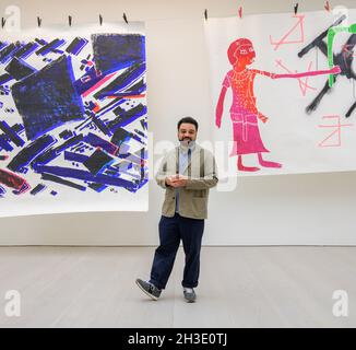 Saatchi Gallery, London, Großbritannien. Oktober 2021. The Thousand Year Kingdom ist die erste Einzelausstellung in einem Museum (29. Oktober bis 28. November) in London mit Werken des Künstlers, Schriftstellers und Kurators Cedar Lewisohn (im Bild) und zeigt eine Reihe großformatiger Holzschnitte, die hauptsächlich im Jahr 2013 angefertigt wurden; eine Gruppe von Werken, die zuvor nicht zusammen gezeigt wurden. Die Drucke kombinieren Bilder zu afrikanischen und mesopotamischen Objekten aus Museumssammlungen in Großbritannien und Europa mit erkennbaren Details und Darstellungen des zeitgenössischen Lebens. Quelle: Malcolm Park/Alamy Live News. Stockfoto