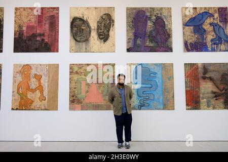 Saatchi Gallery, London, Großbritannien. Oktober 2021. The Thousand Year Kingdom ist die erste Einzelausstellung in einem Museum (29. Oktober bis 28. November) in London mit Werken des Künstlers, Schriftstellers und Kurators Cedar Lewisohn (im Bild) und zeigt eine Reihe großformatiger Holzschnitte, die hauptsächlich im Jahr 2013 angefertigt wurden; eine Gruppe von Werken, die zuvor nicht zusammen gezeigt wurden. Die Drucke kombinieren Bilder zu afrikanischen und mesopotamischen Objekten aus Museumssammlungen in Großbritannien und Europa mit erkennbaren Details und Darstellungen des zeitgenössischen Lebens. Quelle: Malcolm Park/Alamy Live News. Stockfoto
