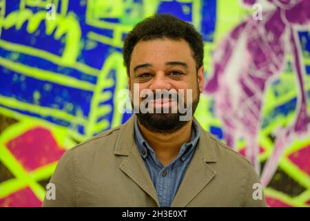 Saatchi Gallery, London, Großbritannien. Oktober 2021. The Thousand Year Kingdom ist die erste Einzelausstellung in einem Museum (29. Oktober bis 28. November) in London mit Werken des Künstlers, Schriftstellers und Kurators Cedar Lewisohn (im Bild) und zeigt eine Reihe großformatiger Holzschnitte, die hauptsächlich im Jahr 2013 angefertigt wurden; eine Gruppe von Werken, die zuvor nicht zusammen gezeigt wurden. Die Drucke kombinieren Bilder zu afrikanischen und mesopotamischen Objekten aus Museumssammlungen in Großbritannien und Europa mit erkennbaren Details und Darstellungen des zeitgenössischen Lebens. Quelle: Malcolm Park/Alamy Live News. Stockfoto