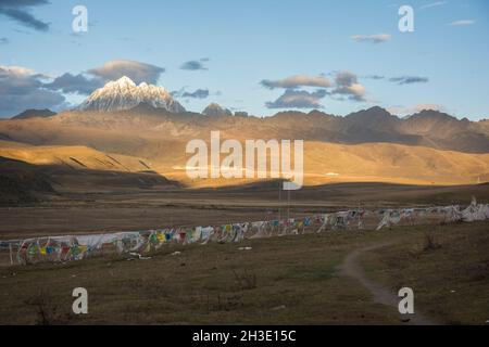 Tibetische Gebetsfahnen im schönen Grasland von Tagong, Kangding, Garz, Tibetische Autonome Präfektur, Sichuan, China Stockfoto