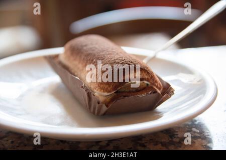 Nahaufnahme eines Tiramisu, einem italienischen Dessert mit Kaffeegeschmack. Er besteht aus in Kaffee getauchten Ladyfingern, die mit einer geschlagenen Mischung aus Eiern, Zucker, Stockfoto