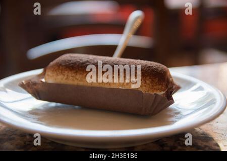 Nahaufnahme eines Tiramisu, einem italienischen Dessert mit Kaffeegeschmack. Er besteht aus in Kaffee getauchten Ladyfingern, die mit einer geschlagenen Mischung aus Eiern, Zucker, Stockfoto