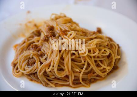 Nahaufnahme einer traditionellen 'Spaghetti Bolognese' auf einem weißen Teller Stockfoto