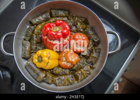 Draufsicht auf hausgemachte traditionelle 'Dolma', gerollte Weinblätter gefüllt mit Reis, ein typisches mediterranes Gericht, gekocht in einem breiten Topf Stockfoto