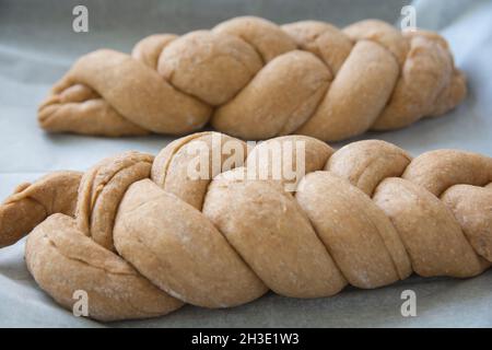 Traditionelles, vorgebackenes Challah-Brot aus Dinkelmehl, mit Belag aus Sesam und Mohn Stockfoto