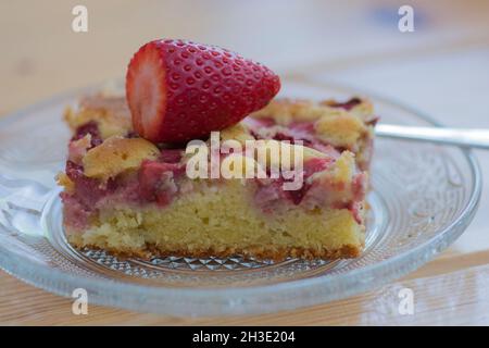 Eine Scheibe Erdbeerkuchen mit Creme, serviert auf einer Platte Stockfoto