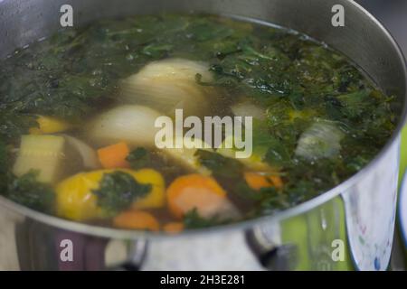 Heiße Gemüsesuppe in einem Topf Stockfoto
