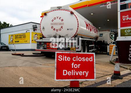 Slough, berkshire, Großbritannien. Oktober 2021. Ein Tanker, der zur Shell-Tankstelle in der Burnham Lane am Stadtrand von Slough Trading Estate geliefert wird. Die Benzinpreise steigen weiterhin regelmäßig. Quelle: Maureen McLean/Alamy Live News Stockfoto