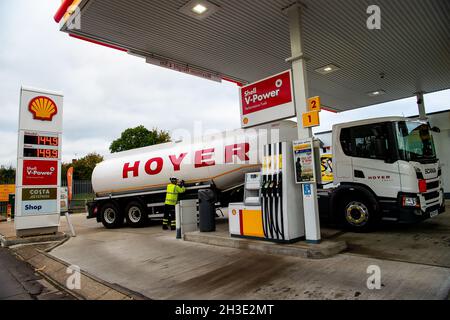 Slough, berkshire, Großbritannien. Oktober 2021. Ein Tanker, der zur Shell-Tankstelle in der Burnham Lane am Stadtrand von Slough Trading Estate geliefert wird. Die Benzinpreise steigen weiterhin regelmäßig. Quelle: Maureen McLean/Alamy Live News Stockfoto