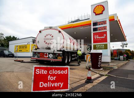 Slough, berkshire, Großbritannien. Oktober 2021. Ein Tanker, der zur Shell-Tankstelle in der Burnham Lane am Stadtrand von Slough Trading Estate geliefert wird. Die Benzinpreise steigen weiterhin regelmäßig. Quelle: Maureen McLean/Alamy Live News Stockfoto