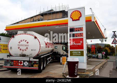 Slough, berkshire, Großbritannien. Oktober 2021. Ein Tanker, der zur Shell-Tankstelle in der Burnham Lane am Stadtrand von Slough Trading Estate geliefert wird. Die Benzinpreise steigen weiterhin regelmäßig. Quelle: Maureen McLean/Alamy Live News Stockfoto