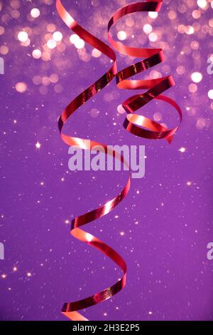 Feier Party Hintergrund mit einem roten Streamer, Glitzer, Funken und Lichter Bokeh Stockfoto