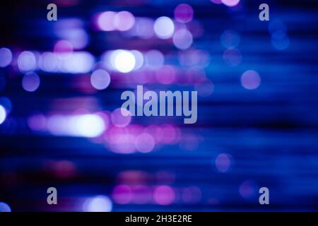 Abstrakter Hintergrund mit Streifen und Lichter Bookeh in blau und lila Farben aus einem Glitzervorhang Stockfoto