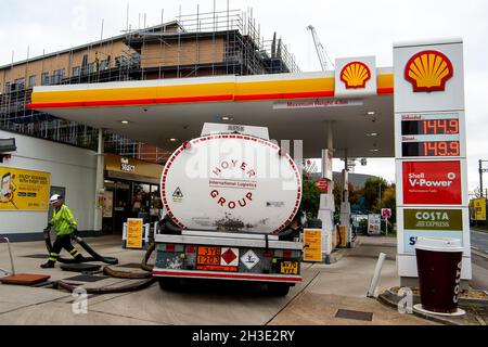 Slough, berkshire, Großbritannien. Oktober 2021. Ein Tanker, der zur Shell-Tankstelle in der Burnham Lane am Stadtrand von Slough Trading Estate geliefert wird. Die Benzinpreise steigen weiterhin regelmäßig. Quelle: Maureen McLean/Alamy Live News Stockfoto