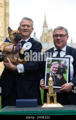 NUR ZUR REDAKTIONELLEN VERWENDUNG (von links nach rechts) Andrew Rosindell MP und Mark Francois MP mit Sir David Amess' französischer Bulldogge Vivienne, da sie als Gewinner des Westminster Dog of the Year Wettbewerbs bekannt gegeben wird, der gemeinsam von Dogs Trust und dem Kennel Club, London, organisiert wird. Bilddatum: Donnerstag, 28. Oktober 2021. Stockfoto