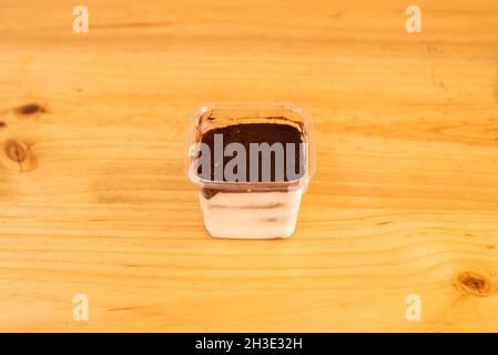 Tiramisu Dessert in transparentem Plastikbehälter vom Mitnehmen Stockfoto