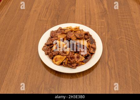 Chinesisches Restaurant beliebtes Rezept mit Rindfleisch mit Bambus und Pilzen, Auster und Sojasauce auf weißem Teller Stockfoto
