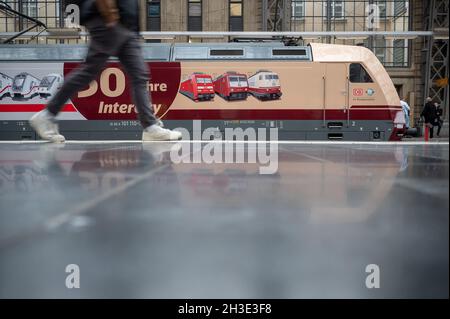 28. Oktober 2021, Hessen, Frankfurt/Main: Im Frankfurter Hauptbahnhof steht eine Lokomotive der Baureihe 101 im Retro-Look mit der Aufschrift '50 Jahre Intercity'. Die ersten Intercity-Züge fuhren vor 50 Jahren durch Deutschland. Eine speziell entwickelte Lokomotive der Baureihe 101 wird in Kürze vor IC-Zügen fahren. Foto: Sebastian Gollnow/dpa Stockfoto