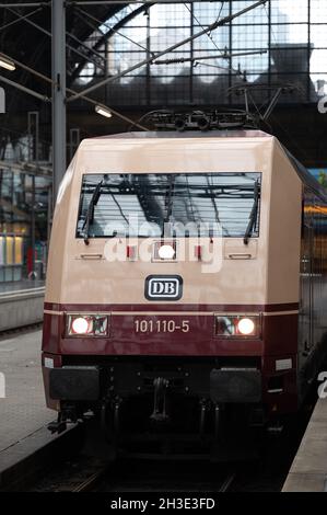 28. Oktober 2021, Hessen, Frankfurt/Main: Im Frankfurter Hauptbahnhof steht eine Lok der Baureihe 101 im Retro-Look. Die ersten Intercity-Züge fuhren vor 50 Jahren durch Deutschland. Eine speziell entwickelte Lokomotive der Baureihe 101 wird in Kürze vor IC-Zügen fahren. Foto: Sebastian Gollnow/dpa Stockfoto