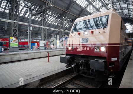 28. Oktober 2021, Hessen, Frankfurt/Main: Im Frankfurter Hauptbahnhof steht eine Lok der Baureihe 101 im Retro-Look. Die ersten Intercity-Züge fuhren vor 50 Jahren durch Deutschland. Eine speziell entwickelte Lokomotive der Baureihe 101 wird in Kürze vor IC-Zügen fahren. Foto: Sebastian Gollnow/dpa Stockfoto