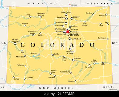 Colorado, CO politische Karte mit der Hauptstadt Denver, den wichtigsten Flüssen und Seen. Staat in der Unterregion Mountain West der westlichen Vereinigten Staaten. Stockfoto
