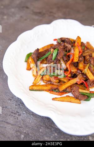 Fleisch mit Gemüse und Kartoffeln. thailändisches Fleisch Stockfoto