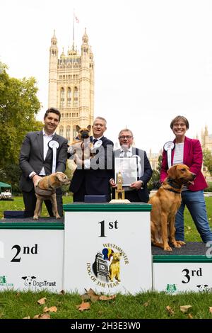 REDAKTIONELLE VERWENDUNG NUR links- rechts Edward Timpson, der mit Border Terrier Stanley, Andrew Rosindell MP und Mark Francois MP mit Sir David Amess' French Bulldog, Vivienne und Selaine Saxby, der beim Westminster Dog of the Year Wettbewerb mit Labrador Henry den 3. Platz gewann, Organisiert von Dogs Trust und dem Kennel Club, London. Bilddatum: Donnerstag, 28. Oktober 2021. Stockfoto