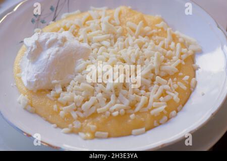 Mamaliga mit Käse, einem Brei aus gelbem Maismehl, traditionell in Rumänien, Moldawien und der Westukraine Stockfoto