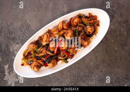 Gebratene Knödel mit Sauce und Gemüse Draufsicht Stockfoto